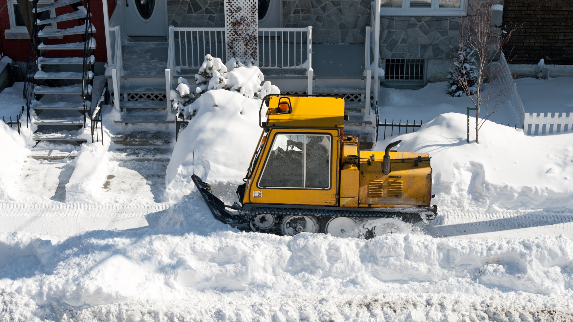 An offer of adapted services for snow removal and landscaping vehicles
